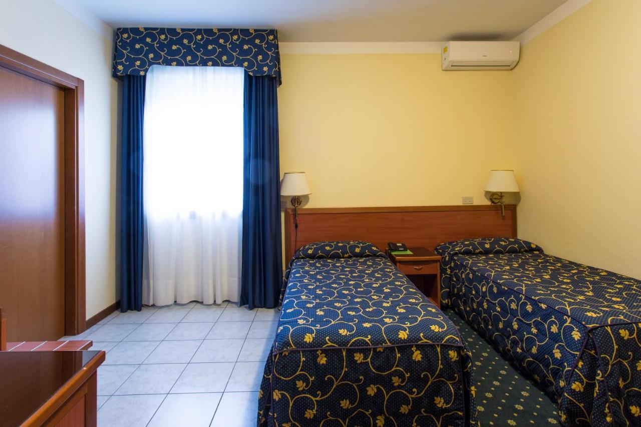 Hotel Ristorante Paladini Carisio Esterno foto
